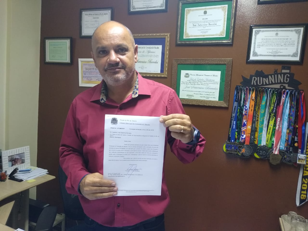 Vereador Barcelos Resina cobra regularização da emissão de carteira de trabalho em Macabu