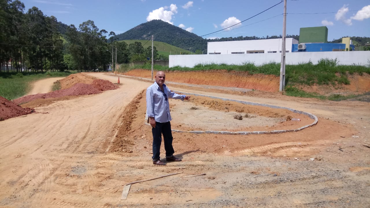 Vereador Barcelos Resina vistoria obras de pavimentação em ruas no bairro da Usina