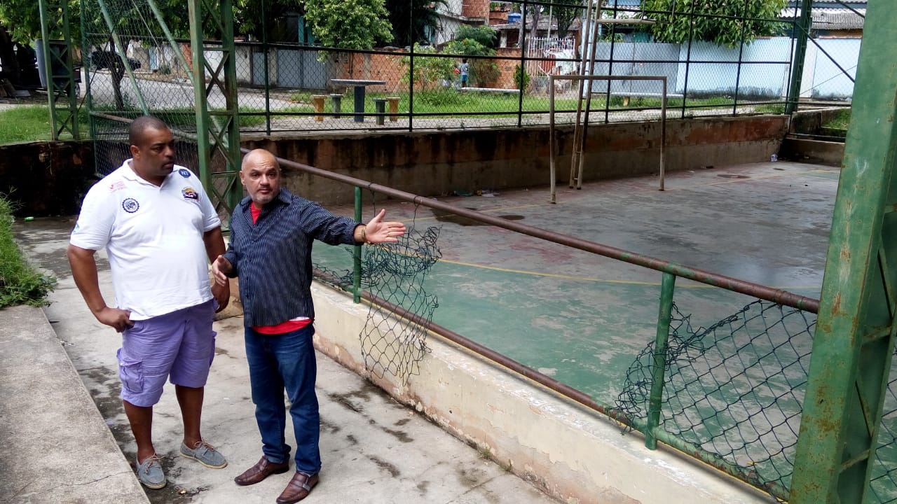 Vereador Barcelos solicita instalação de tabela de basquete na praça e adequação em quadras esportivas do município