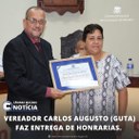 VEREADOR CARLOS AUGUSTO (GUTA) FAZ ENTREGA DE HONRARIAS NA CÂMARA MUNICIPAL