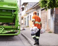 Vereadora Nathália Braga sugere o uso de EPIs por coletores de lixo em Conceição de Macabu